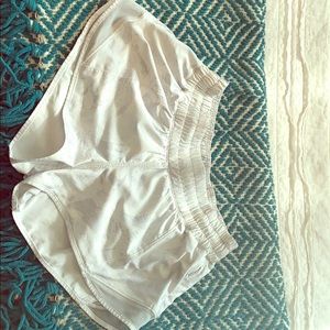 Lululemon patterned white Hottie Hot shorts